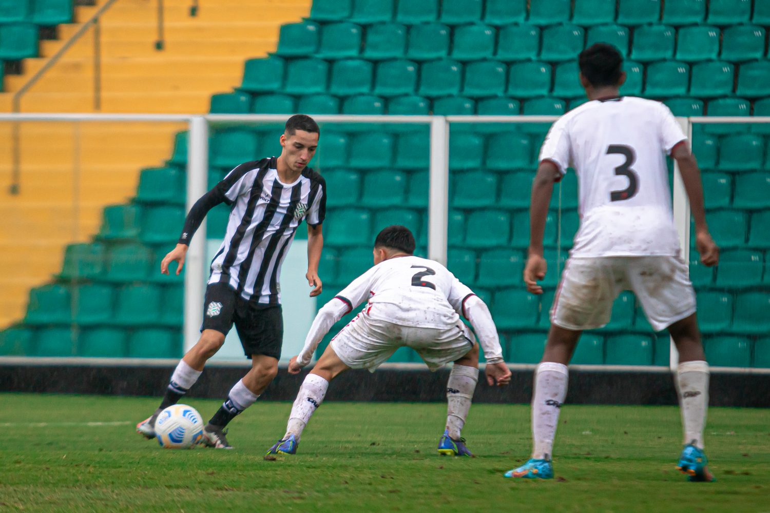 Sub 17 Figueirense é superado pelo Athletico PR na estreia do Sul